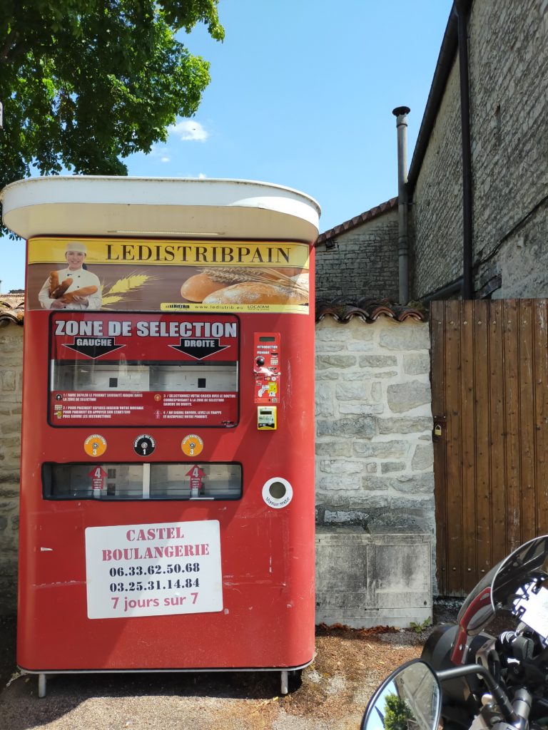 小さな村にはフランスパンの自販機が