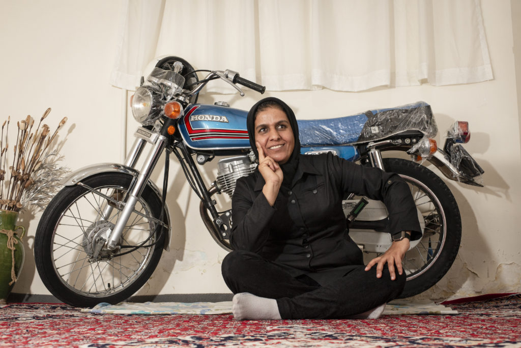 イラン初の女性トラックドライバー、Iran-Mahnaz Bahrami Trui Hanoulle-4407-HR3